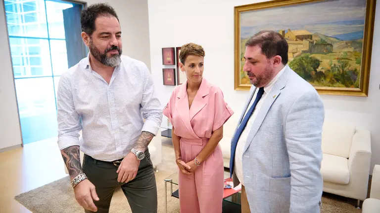 Mar&iacute;a Chivite y Ram&oacute;n Alz&oacute;rriz, del PSN, se reunen con el presidente del Parlamento, Unai Hualde. PABLO LASAOSA