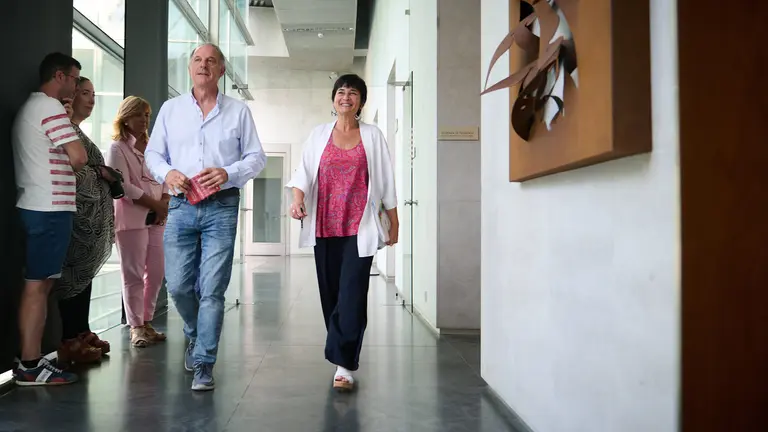 Laura Aznal y Adolfo Araiz, de EH Bildu, se reunen con el presidente del Parlamento, Unai Hualde. PABLO LASAOSA