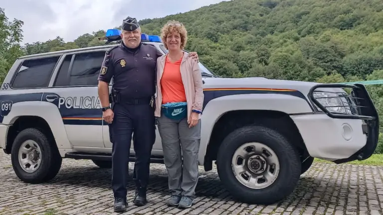 La peregrina posa con uno de los agentes que le ha ayudado. POLIC&Iacute;A NACIONAL