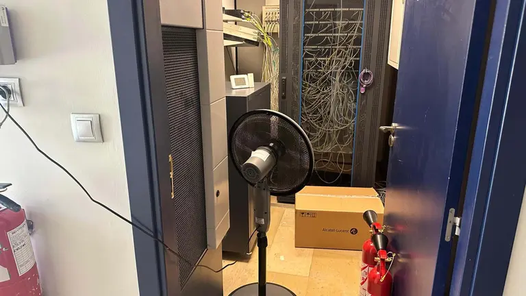 La habitaci&oacute;n que alberga los servidores de la Oficina de Extranjer&iacute;a de Pamplona, con un ventilador para bajar la temperatura. CEDIDA