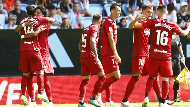 Los jugadores de Osasuna celebran el gol de Rub&eacute;n Garc&iacute;a en el primer partido de La Liga entre el Celta de Vigo y Osasuna. C.A. OSASUNA
