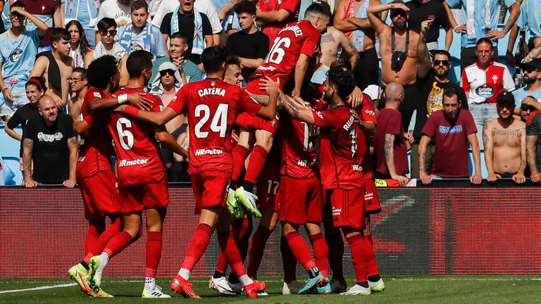 Los jugadores de Osasuna celebran el gol marcado por su compa&ntilde;ero Rub&eacute;n Garc&iacute;a durante el partido de la jornada 1 de LaLiga que disputan el Celta de Vigo y el Osasuna este domingo en el estadio de Bala&iacute;dos en Vigo.- EFE/ Salvador Sas
