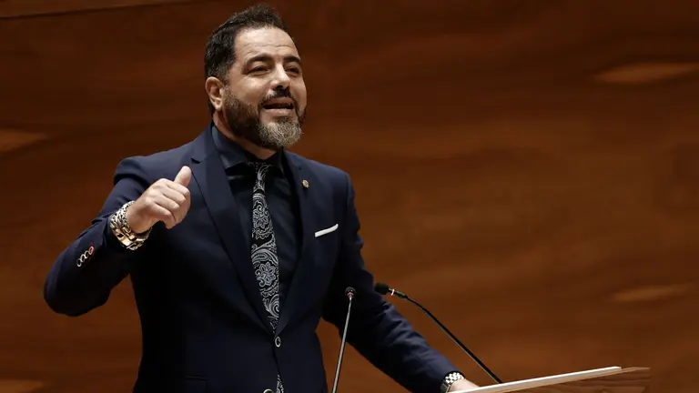 El portavoz del grupo parlamentario del PSN, Ram&oacute;n Alzorriz durante su intervenci&oacute;n en la sesi&oacute;n de investidura de la candidata a presidir Navarra, Mar&iacute;a Chivite quien cuenta con los apoyos de PSN, Geroa Bai y Contigo-Zurekin, por lo que necesitar&aacute; de una nueva votaci&oacute;n el martes para ser elegida por mayor&iacute;a simple. EFE/ Jesus Diges