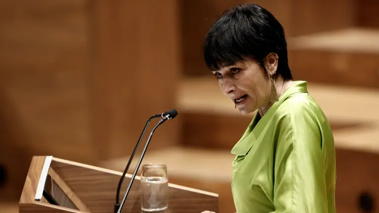 La portavoz del grupo parlamentario de EH Bildu, Laura Aznal durante su intervenci&oacute;n en la sesi&oacute;n de investidura de la candidata a presidir Navarra, Mar&iacute;a Chivite quien cuenta con los apoyos de PSN, Geroa Bai y Contigo-Zurekin, por lo que necesitar&aacute; de una nueva votaci&oacute;n el martes para ser elegida por mayor&iacute;a simple. EFE/ Jesus Diges