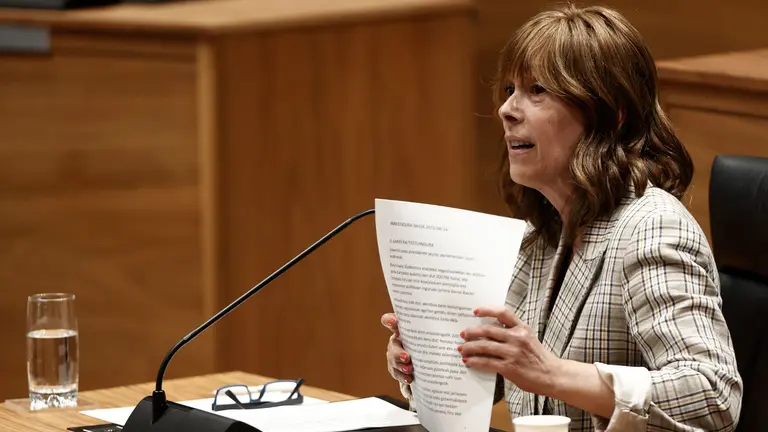 La portavoz del grupo parlamentario de Geroa Bai Uxue Barkos durante su intervenci&oacute;n en la sesi&oacute;n de investidura de la candidata a presidir Navarra, Mar&iacute;a Chivite quien cuenta con los apoyos de PSN, Geroa Bai y Contigo-Zurekin, por lo que necesitar&aacute; de una nueva votaci&oacute;n el martes para ser elegida por mayor&iacute;a simple. EFE/ Jesus Diges