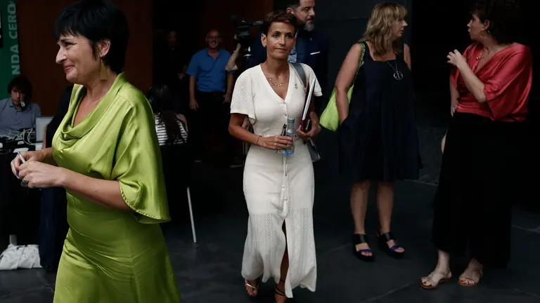 La portavoz del grupo parlamentario de EH Bildu, Laura Aznal (i) y la candidata a presidir Navarra Mar&iacute;a Chivite (c) abandonan el sal&oacute;n de plenos tras finalizar la sesi&oacute;n de esta ma&ntilde;ana. EFE / Jes&uacute;s Diges