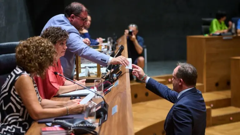 Javier Esparza entrega su papeleta durante la primera votaci&oacute;n de la investidura. PARLAMENTO DE NAVARRA