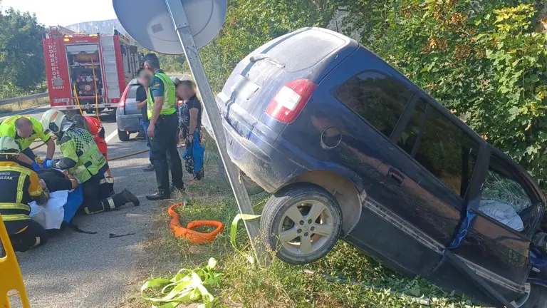 Imagen del accidente en Navarra en el que ha resultado herido una hombre. GUARDIA CIVIL