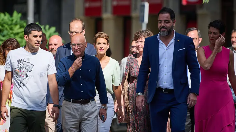 Mar&iacute;a Chivite junto a la bancada socialista a su llegada al segundo pleno de investidura para la presidencia del Gobierno de Navarra. PABLO LASAOSA