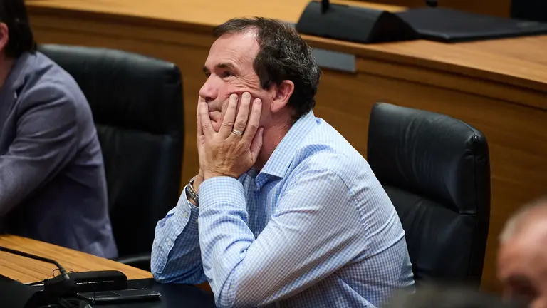 Mikel Asiain minutos antes del comienzo del segundo pleno de investidura para la presidencia del Gobierno de Navarra. PABLO LASAOSA