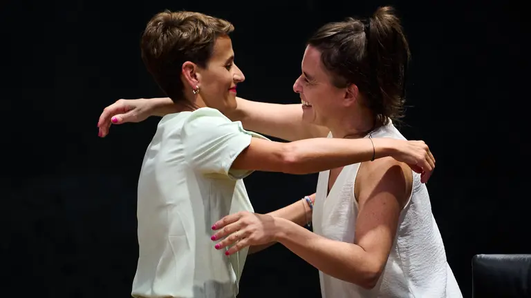 Mar&iacute;a Chivite junto a Bego&ntilde;a Alfaro durante el segundo pleno de investidura para la presidencia del Gobierno de Navarra. PABLO LASAOSA