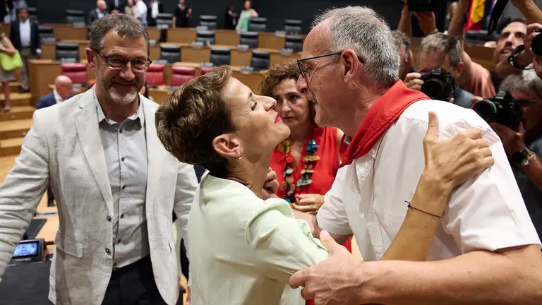 El portavoz del grupo parlamentario de EH Bildu, Adolfo Araiz, felicita a la socialista María Chivite que se ha convertido este martes en la tercera mujer en acceder a la presidencia del Gobierno de Navarra y en la primera en ostentar un segundo mandato, en este caso de manera consecutiva, que por quinta ocasión asume un representante del PSN. Chivite, al frente de un Gobierno tripartito que integra a PSN, Geroa Bai (PNV y Socialverdes) y Contigo Zurekin (Podemos, Izquierda Unida y Batzarre), y que ha necesitado de la abstención de EH Bildu para obtener más votos a favor que en contra de los 50 escaños del Parlamento foral, es la novena persona en ostentar la presidencia de Navarra en la etapa democrática. EFE/ Iñaki Porto