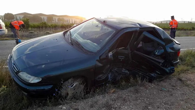 El conductor ha precisado ser liberado de entre los hierros del coche antes de trasladarlo al Hospital. POLIC&Iacute;A FORAL