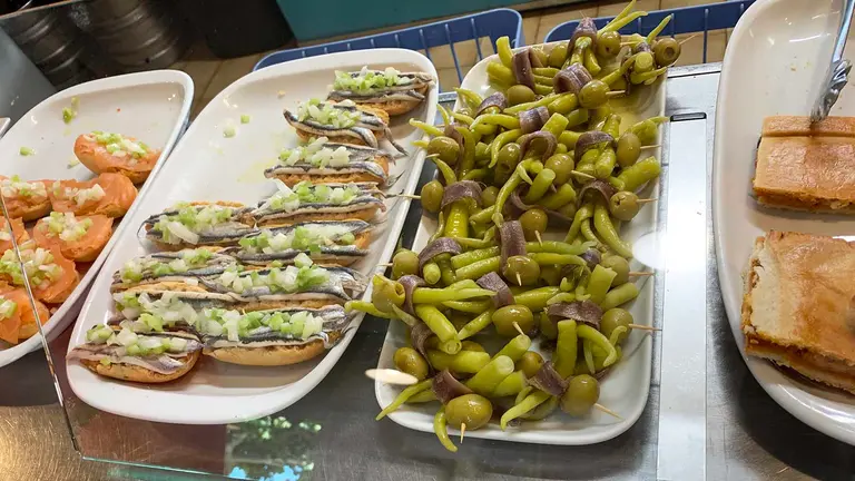 Bandejas con pinchos en el bar de Abáigar. navarra.com