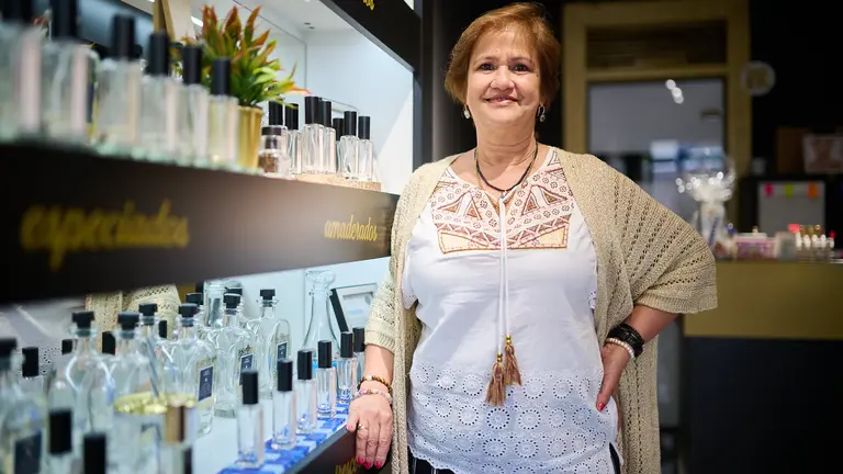 Kady Mart&iacute;n en la tienda Perfumarte, en la avenida Conde Oliveto 5. PABLO LASAOSA