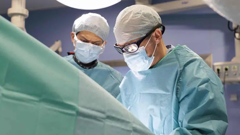 El Dr. Alberto Alonso durante una recanalizaci&oacute;n de trompas de Falopio. CL&Iacute;NICA UNIVERSIDAD DE NAVARRA