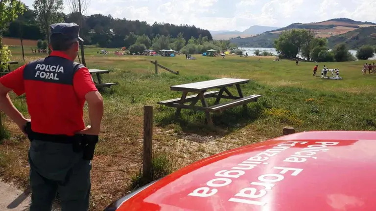 Un agente de la Polic&iacute;a Foral en las inmediaciones del pantano de Alloz. POLIC&Iacute;A FORAL