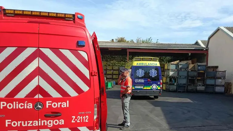 Un agente de la Polic&iacute;a Foral en la empresa en la que ha tenido lugar el accidente laboral. POLIC&Iacute;A FORAL