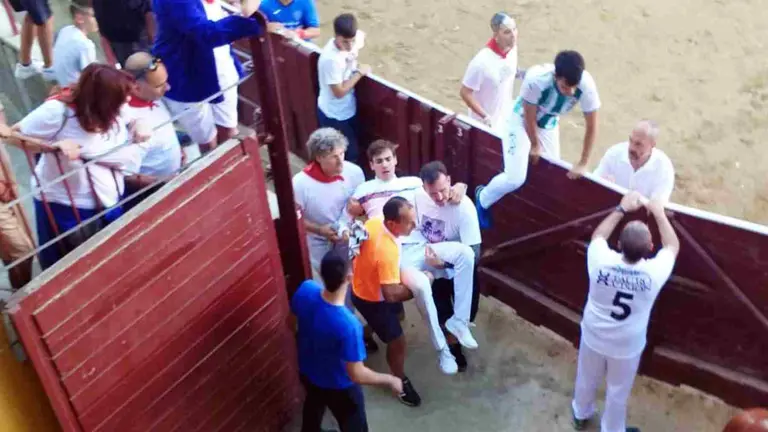 El joven ha sido trasladado en primera instancia a la enfermer&iacute;a de la plaza de toros de Tafalla. CEDIDA