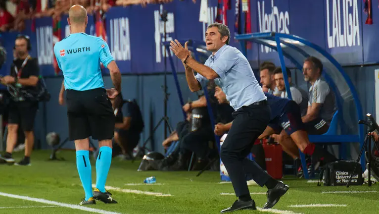 Ernesto Valverde (entrenador Athletic Club) durante el partido de La Liga EA Sports entre CA Osasuna y Athletic Club disputado en el estadio de El Sadar en Pamplona. I&Ntilde;IGO ALZUGARAY