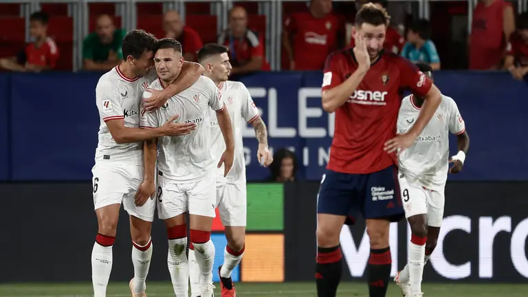 Los jugadores del Athletic Club celebran el gol de Gorka Guruzeta (c) durante el partido de la segunda jornada de LaLiga que Atl&eacute;tico Osasuna y Athletic de Bilbao disputan este s&aacute;bado en el estadio de El Sadar, en Pamplona. EFE/Jes&uacute;s Diges