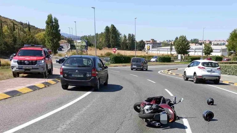 La moto volcada sobre el asfalto en la rotonda de Sarriguren. POLIC&Iacute;A FORAL