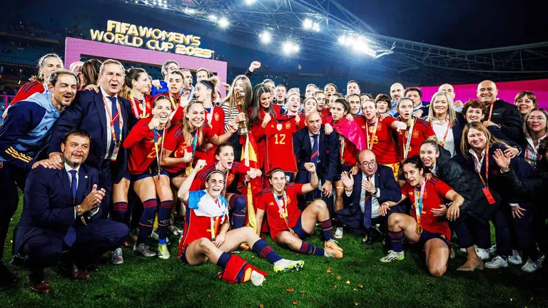 Rafa del Amo, a la izquierda de pie con corbata, en la foto de grupo con las jugadoras campeonas del mundo. RFEF.