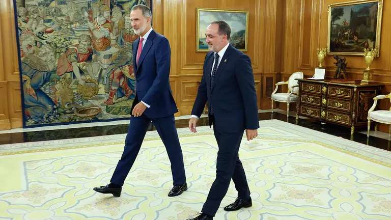MADRID, 21/08/2023.- Felipe VI ha recibido este lunes en su despacho del Palacio de la Zarzuela al presidente de Uni&oacute;n del Pueblo Navarro (UPN), Javier Esparza, en la primera de las siete reuniones que mantendr&aacute; durante dos d&iacute;as con dirigentes pol&iacute;ticos en la ronda de consultas para proponer candidato a la investidura. EFE/Chema Moya POOL
