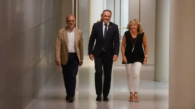 El presidente de Uni&oacute;n del Pueblo Navarro (UPN) Javier Esparza (c) se dirige hacia la rueda de prensa que ha dado este lunes en el Congreso de los Diputados tras su reuni&oacute;n con el Rey Felipe VI en el Palacio de la Zarzuela, de cara a la investidura del pr&oacute;ximo presidente del pa&iacute;s. EFE/Juan Carlos Hidalgo