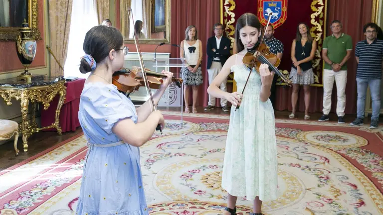 Recepci&oacute;n a los j&oacute;venes m&uacute;sicos ucranianos en el Ayuntamiento de Pamplona. CRISTINA N&Uacute;&Ntilde;EZ BAQUEDANO