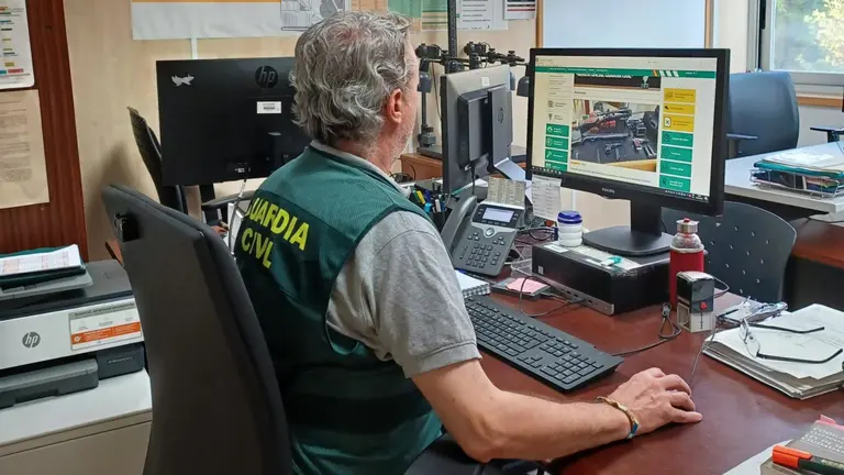 Un investigador de la Guardia Civil sigue la pista del dinero estafado a una empresa de Navarra. GUARDIA CIVIL