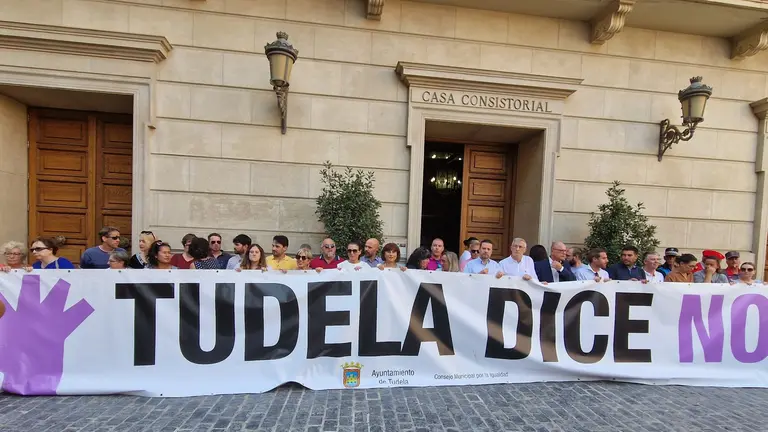 Concentraci&oacute;n en Tudela de condena a la &uacute;ltima violaci&oacute;n ocurrida en la capital ribera. AYUNTAMIENTO DE TUDELA