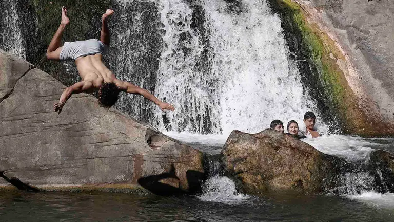 Las altas temperaturas que se registran en Pamplona, cerca de los 40 grados y que previsiblemente se superen en los próximos días hace que el cauce del rio Arga a su paso por la localidad de Huarte se llene de bañistas para intentar paliar con un buen baño el calor que abrasa Pamplona.   EFE/ Jesus Diges