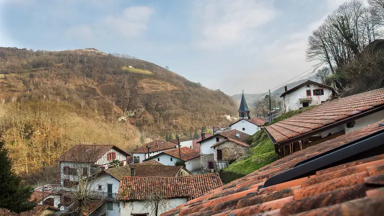 Imagen del pueblo de Banca en Francia. Hotel Erreguina