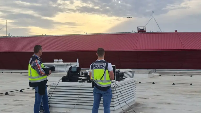 Agentes de la Polic&iacute;a Nacional participan en el dispositivo de seguridad de El Sadar. CEDIDA