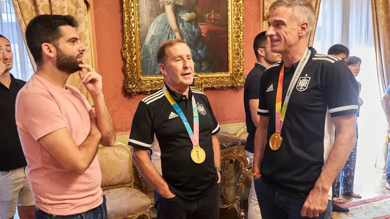 Cristina Ibarrola, junto a miembros de la Corporaci&oacute;n Municipal, recibe a dos profesionales navarros que han contribuido al reciente &eacute;xito de la selecci&oacute;n espa&ntilde;ola de f&uacute;tbol femenino, actual campeona del mundo. Se trata de Javier Lerga, integrante del cuerpo t&eacute;cnico como asistente, y Rafael del Amo, presidente de la Federaci&oacute;n Navarra de F&uacute;tbol, vicepresidente de la RFEF y presidente del Comit&eacute; Nacional de F&uacute;tbol Femenino de la federaci&oacute;n. I&Ntilde;IGO ALZUGARAY