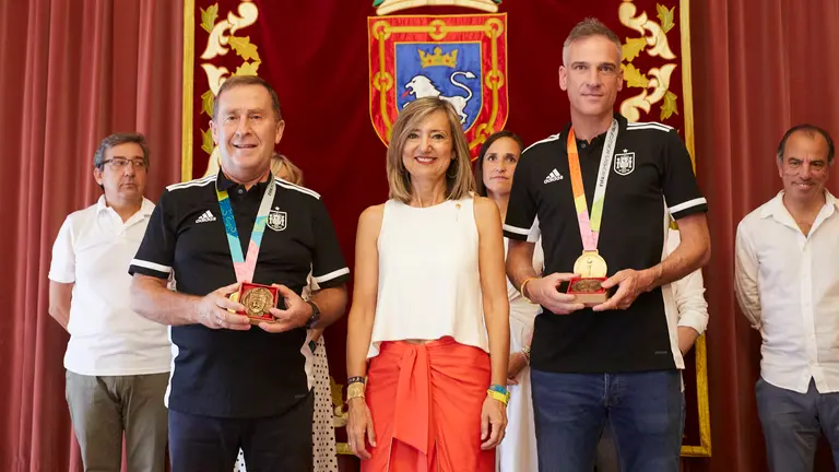 Cristina Ibarrola, junto a miembros de la Corporaci&oacute;n Municipal, recibe a dos profesionales navarros que han contribuido al reciente &eacute;xito de la selecci&oacute;n espa&ntilde;ola de f&uacute;tbol femenino, actual campeona del mundo. Se trata de Javier Lerga, integrante del cuerpo t&eacute;cnico como asistente, y Rafael del Amo, presidente de la Federaci&oacute;n Navarra de F&uacute;tbol, vicepresidente de la RFEF y presidente del Comit&eacute; Nacional de F&uacute;tbol Femenino de la federaci&oacute;n. I&Ntilde;IGO ALZUGARAY