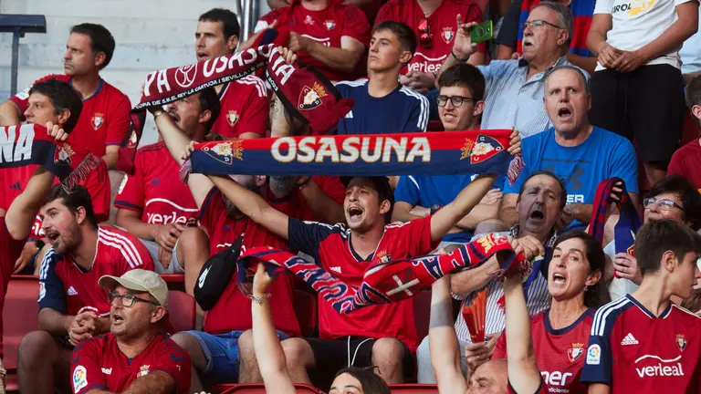 La grada del estadio de El Sadar durante el partido de ida de la previa de la UEFA Europa Conference League entre CA Osasuna y Club Brugge disputado en Pamplona. IÑIGO ALZUGARAY