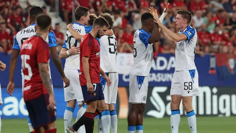 PAMPLONA, 24/08/2023.- Los jugadores del Brujas celebran tras marcar ante Osasuna, durante el partido de la Liga Conferencia que Osasuna y Brujas disputan este jueves en el estadio de El Sadar, en Pamplona. EFE/Villar L&oacute;pez
