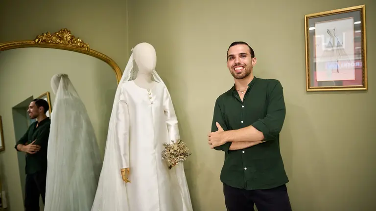 Miguel Biurrun, creador de trajes de novia, inaugura su tienda en la calle Felipe Gorriti 43. PABLO LASAOSA