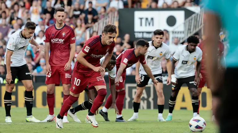 El centrocampista de Osasuna Aimar Oroz (c) se dispone a lanzar un penalti a la porter&iacute;a del Valencia, protegida por Mamardashvili durante el partido correspondiente a la Jornada 3 de LaLiga que enfrenta a Valencia y Osasuna este domingo en Mestalla. EFE/ Ana Escobar