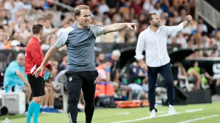 El entrenador de Osasuna, Jagoba Arrasate, durante el partido de LaLiga entre Valencia CF y CA Osasuna disputado este domingo en el estadio de Mestalla. EFE/Ana Escobar