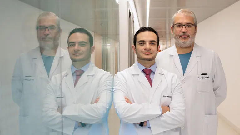 El Dr. Daniel Gonz&aacute;lez Padilla y el Dr. Felipe Villacampa, especialistas en Urolog&iacute;a de la Cl&iacute;nica Universidad de Navarra e investigadores de este ensayo cl&iacute;nico contra el c&aacute;ncer de vejiga. CL&Iacute;NICA UNIVERSIDAD DE NAVARRA