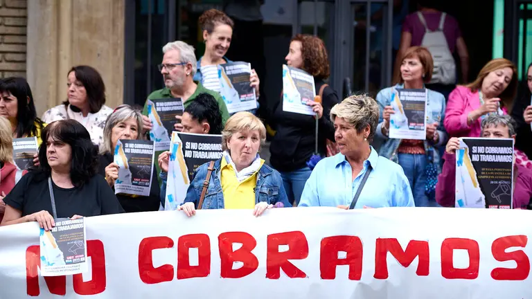 Trabajadoras de la empresa Limpiezas J. C&oacute;rdoba, adjudicataria del servicio de limpieza de las oficinas de Correos en Navarra, se concentran con motivo del inicio de la huelga indefinida convocada para protestar por los retrasos en el abono de sus n&oacute;minas. PABLO LASAOSA