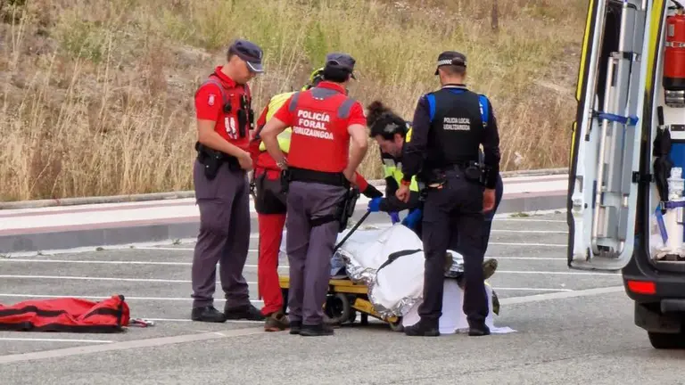 Imagen del momento en el que el ciclista herido es traspasado del helic&oacute;ptero a la ambulancia. CEDIDA