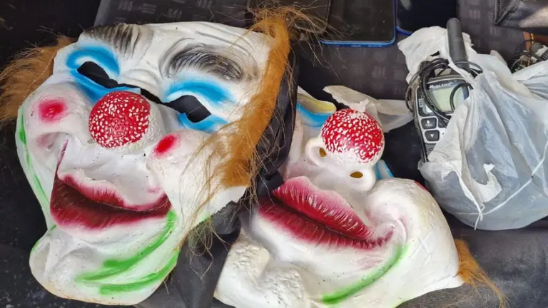 Los ladrones utilizaron unas m&aacute;scaras de payaso para evitar ser identificados. GUARDIA CIVIL