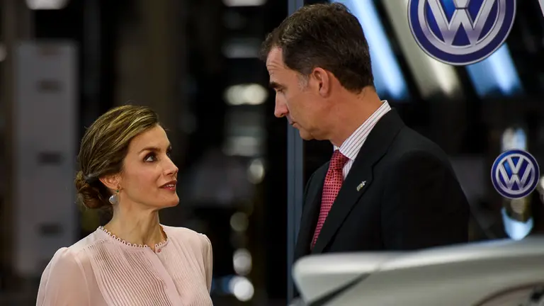 Los Reyes de Espa&ntilde;a visitan la F&aacute;brica de Volkswagen Navarra. PABLO LASAOSA 15