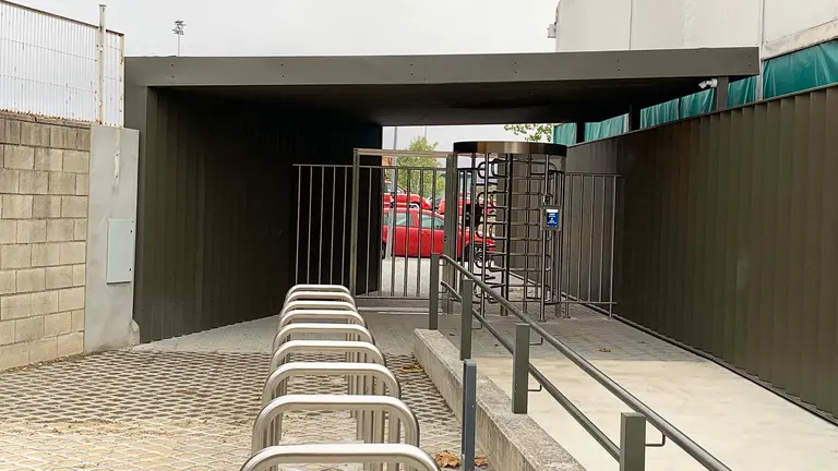 Nueva puerta de entrada a las instalaciones del club Oberena en Pamplona. Navarra.com