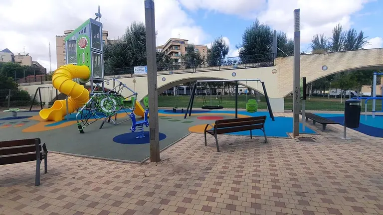 Nuevo parque infantil en el Paseo de Otoño en Tudela. AYUNTAMIENTO DE TUDELA