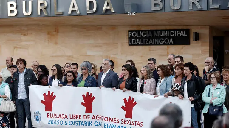 Momento de la concentraci&oacute;n esta tarde en la Plaza de las Heras de la localidad de Burlada en repulsa de una agresi&oacute;n sexual a una menor en las pasadas fiestas de dicha localidad y por la que ha sido detenido el presunto autor de dicha agresi&oacute;n. La pancarta ha estado encabezada por la alcaldesa de Burlada Berta Arizkun (4i), los vicepresidentes del Gobierno Felix Taberna (5i) y Bego&ntilde;a Alfaro (6i) y la alcaldesa de Pamplona Cristina Ibarrola (7i).   EFE/ Jes&uacute;s Diges